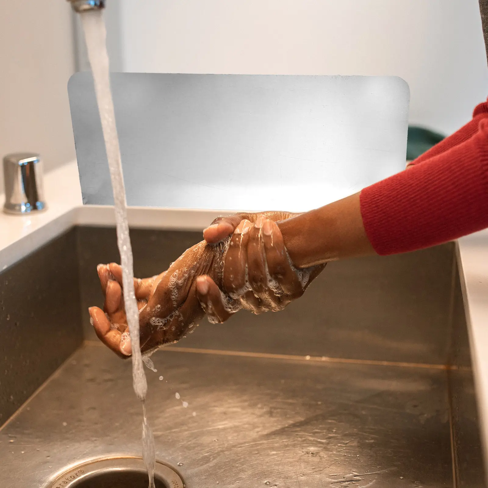 

Комплект из 2-х защитных экранов от брызг для кухонной раковины, прочные металлические регулируемые по размеру брызгозащитные панели для ежедневного использования и безопасного приготовления пищи