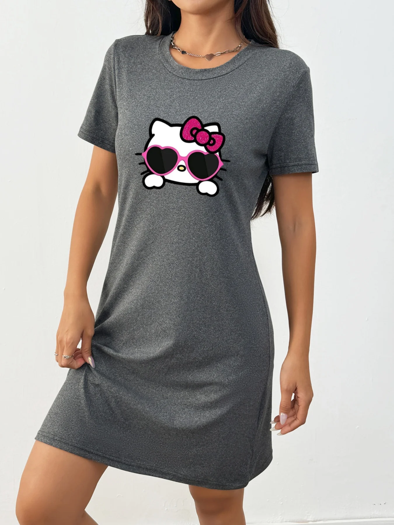 Letnia sukienka damska T-shirt 2025, luźna, codzienna, z nadrukiem HELLO KITTY, dekolt okrągły, damska sukienka z krótkim rękawem, odzież damska