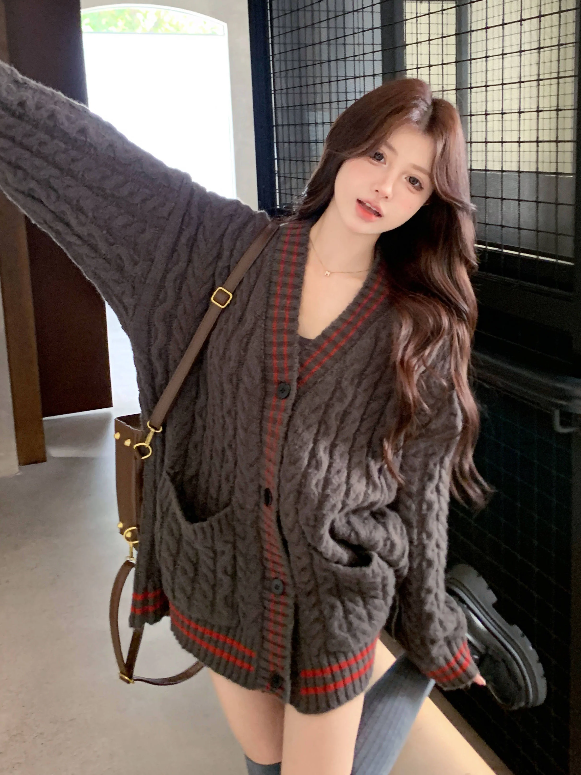 

Удлиненные кардиганы в японском стиле, оверсайз, женские, зимние, крупной вязки, эластичные, модные, свитер-пальто, с квадратным воротником, с необработанными вставками, в уличном стиле, приталенные