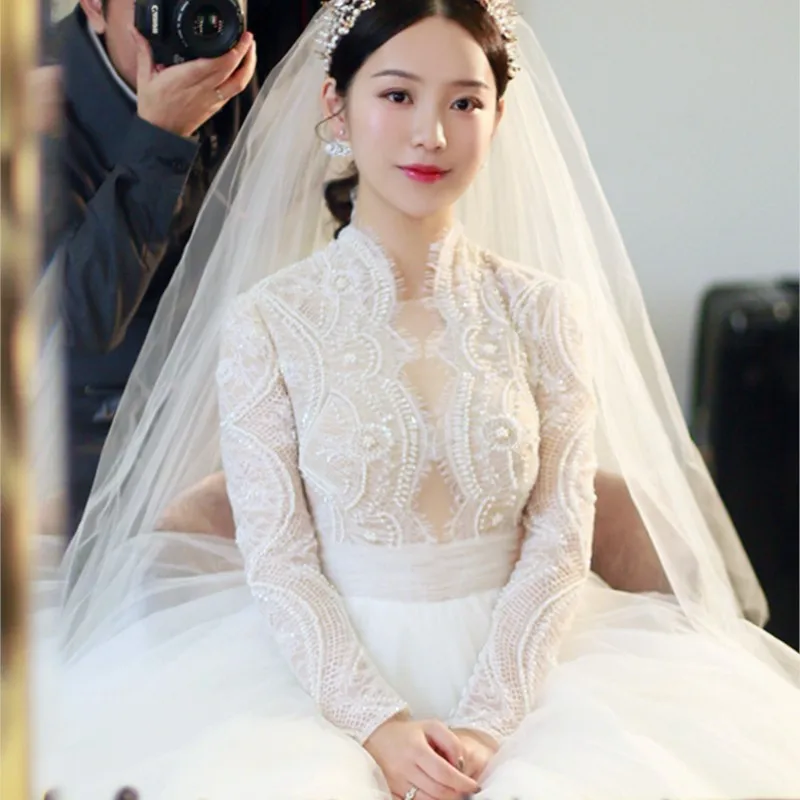 This is a new style lace long-sleeved oversized simple and elegant dress from the light