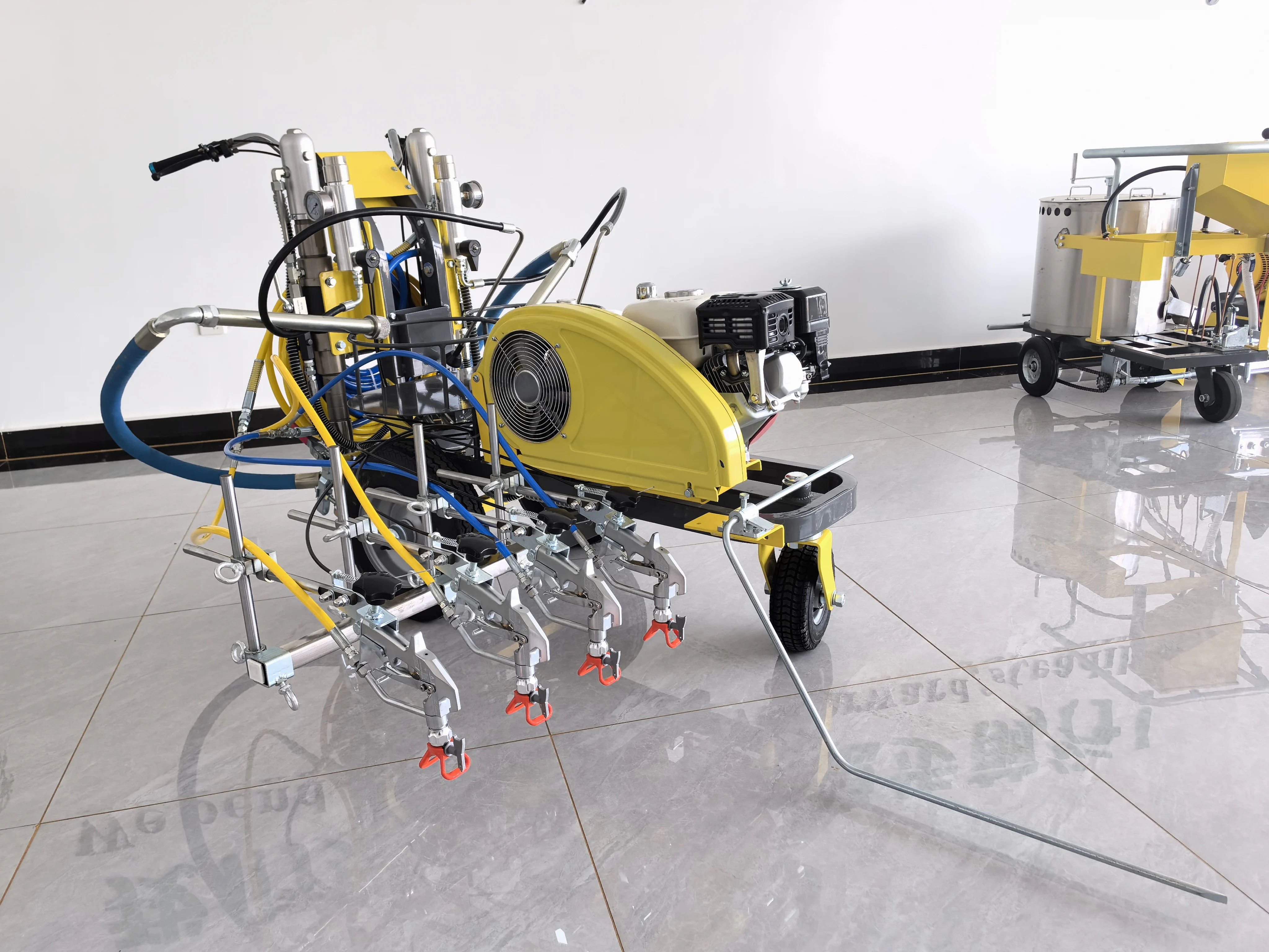 RMM-4 Hydraulic Cold Spray Road Marking Machine Equipped With 4 Spraying Guns Highway Line Striper