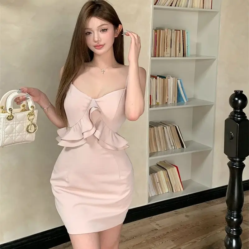 White ruffled v-neck suspender dress for women summer slim hot girl short skirt showing figure waist hip skirt