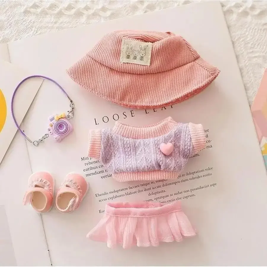 4-teiliges Puppenkleid-Set Für Labubu 15–17 Cm – Rosa Strickpullover, Faltenrock, Mütze & Kamera, Kawaii-Outfit Für Sammler 4-teiliges Puppenkleid-Set Für Labubu 15–17 Cm – Rosa Strickpullover, Faltenrock, Mütze & Kamera, Kawaii-Outfit Für Sammler