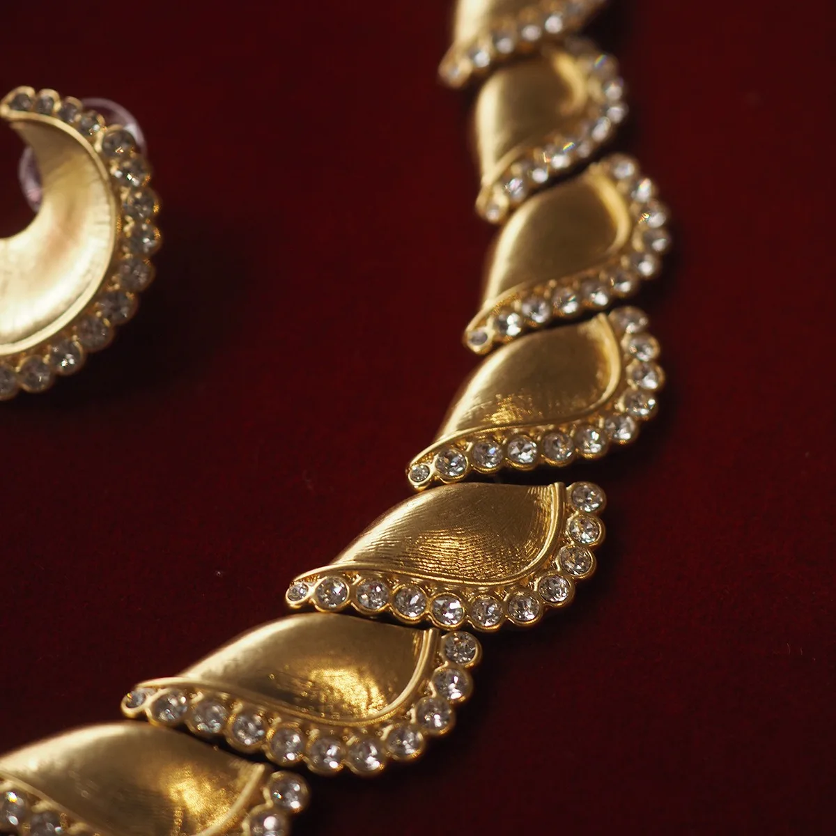 New Birthday Ribbon Textured Pearl Trifari-Style Retro Stud Earrings & Necklace Set - High Luster Fashion Jewelry