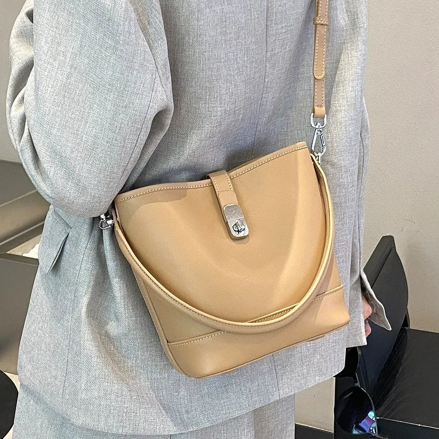 Genuine leather hand-held bucket bag, women's buckle, retro multi-pocket portable single-shoulder tote bag