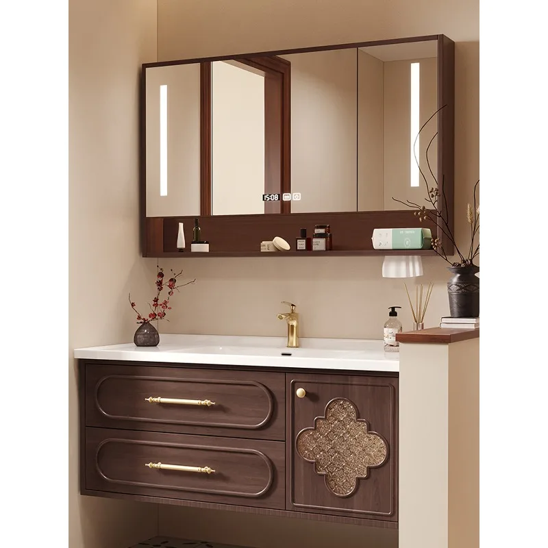 

Комплект мебели для ванной комнаты из орехового дерева: зеркальный шкаф, тумба под раковину, керамическая встраиваемая раковина.