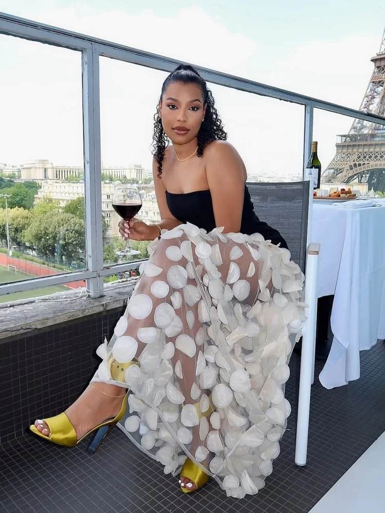 Trägerloses schwarzes kontrastierendes Patchwork-langes Kleid mit rundem 3D-Mesh-Rock – Avantgarde-Abendkleid für Gala- und Couture-Mode