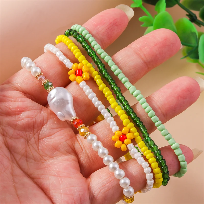 أساور بوهيمية مصنوعة يدويًا من الخرز للنساء ، أساور مطرزة بالخرز على شكل زهرة مرنة ، حفلة فتيات ، هدايا مجوهرات ، 5 ألوان في المجموعة