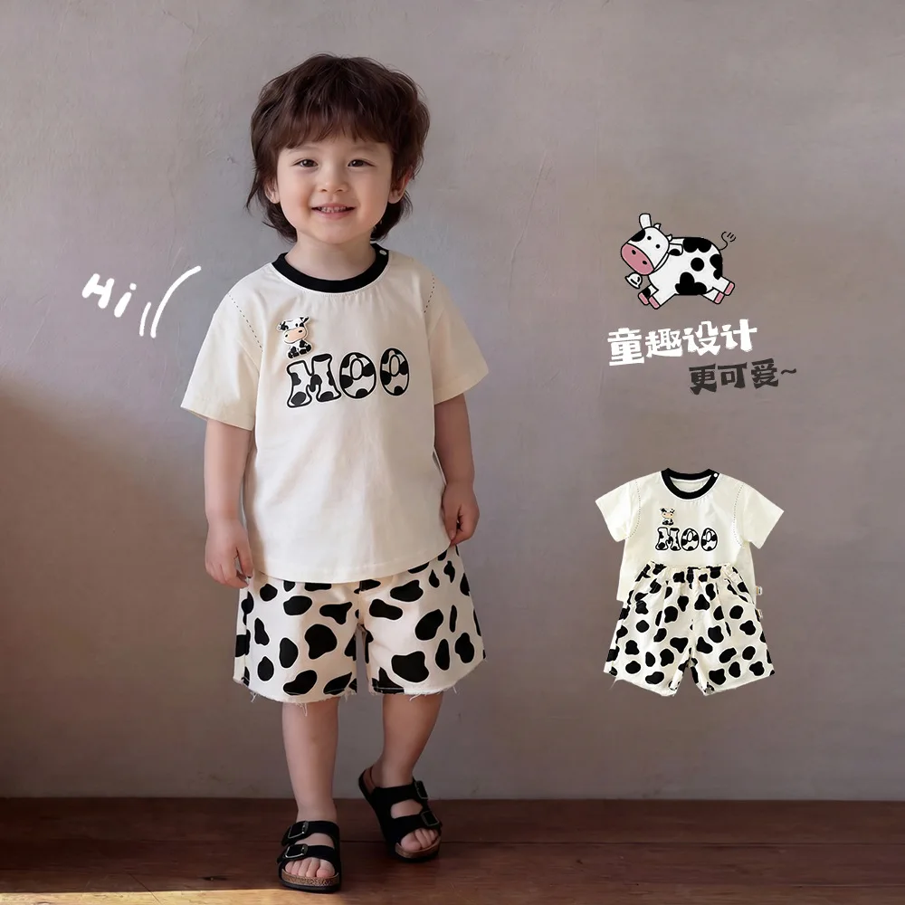 

Новый летний комплект для мальчиков 2026: милый принт с коровами, 2 предмета, модный повседневный мягкий дышащий костюм для малышей, для прогулок на улице