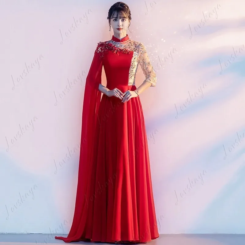 Die Performance-Kostüme für die Big Chorus Group When Singing Red Songs. Die formelle Kleidung des Chores. Langes formelles Kleid.