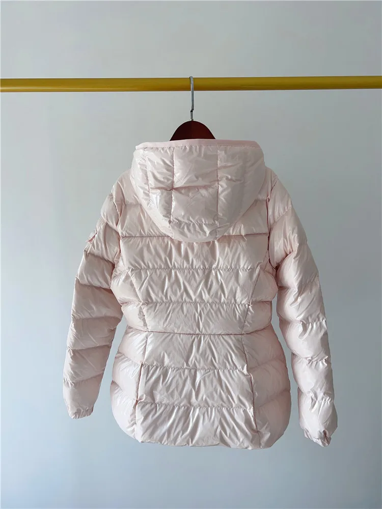 معطف شتوي نسائي جديد من Thiened Goose Down Puffer Jaet مقاوم للماء بسطح مشرق وغطاء للرأس