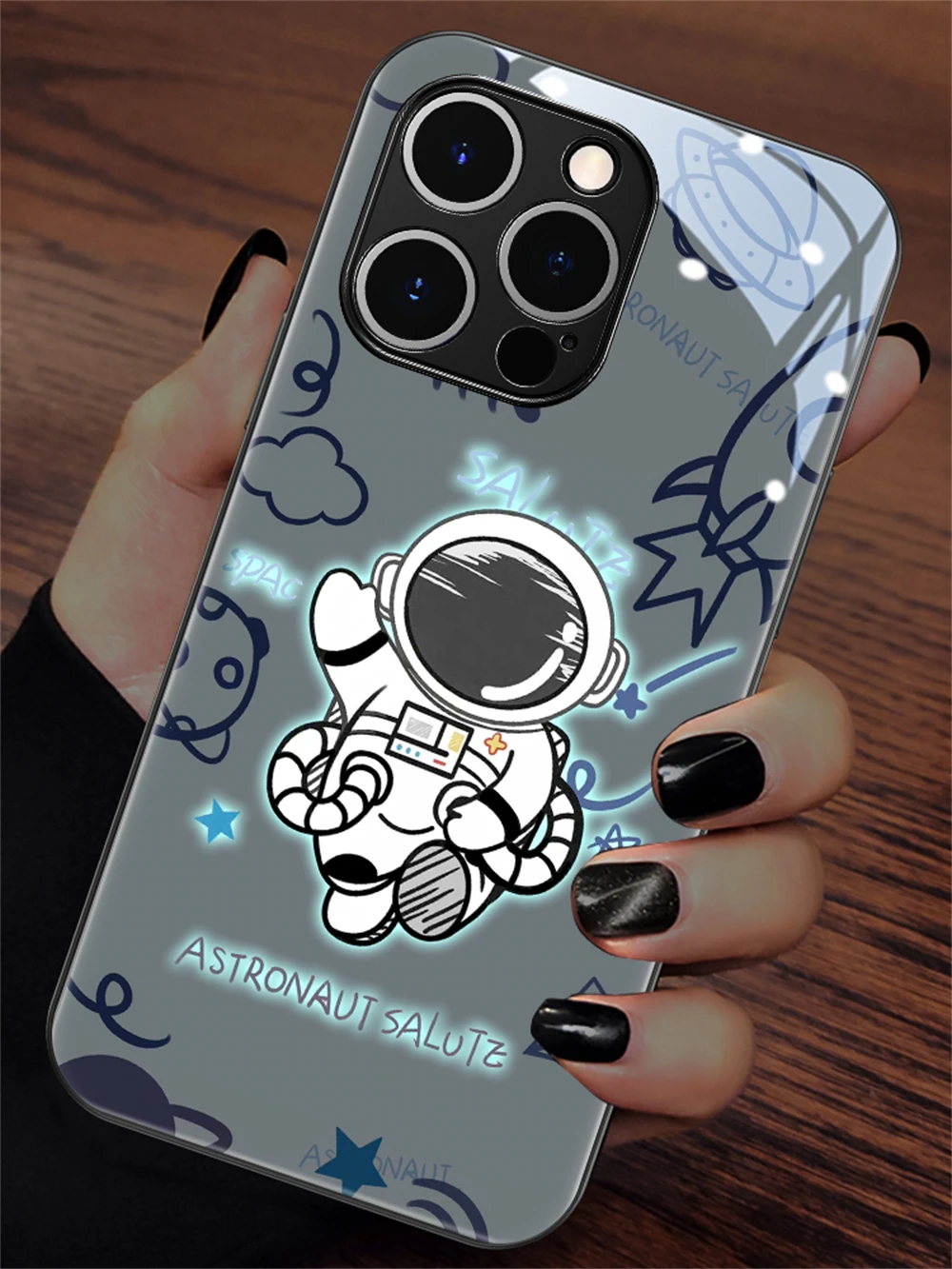2026 Beliebte Astronauten-Sound-Control-LED-Flash-Hüllen Leuchtende Glasabdeckung für iPhone Air 17 E 16 E 15 14 13 12 11 Pro Max Plus – Detail 20