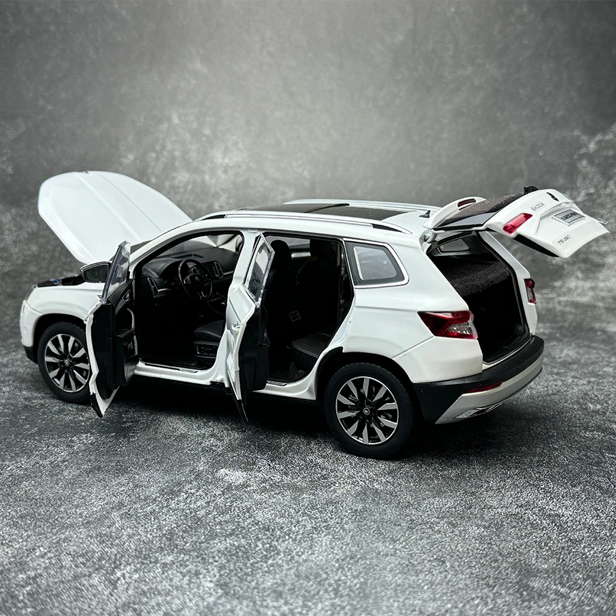 1/18 Scale Skoda KAROQ SUV Static ornament Car model Send to a friend Birthday present Spring Festival gifts