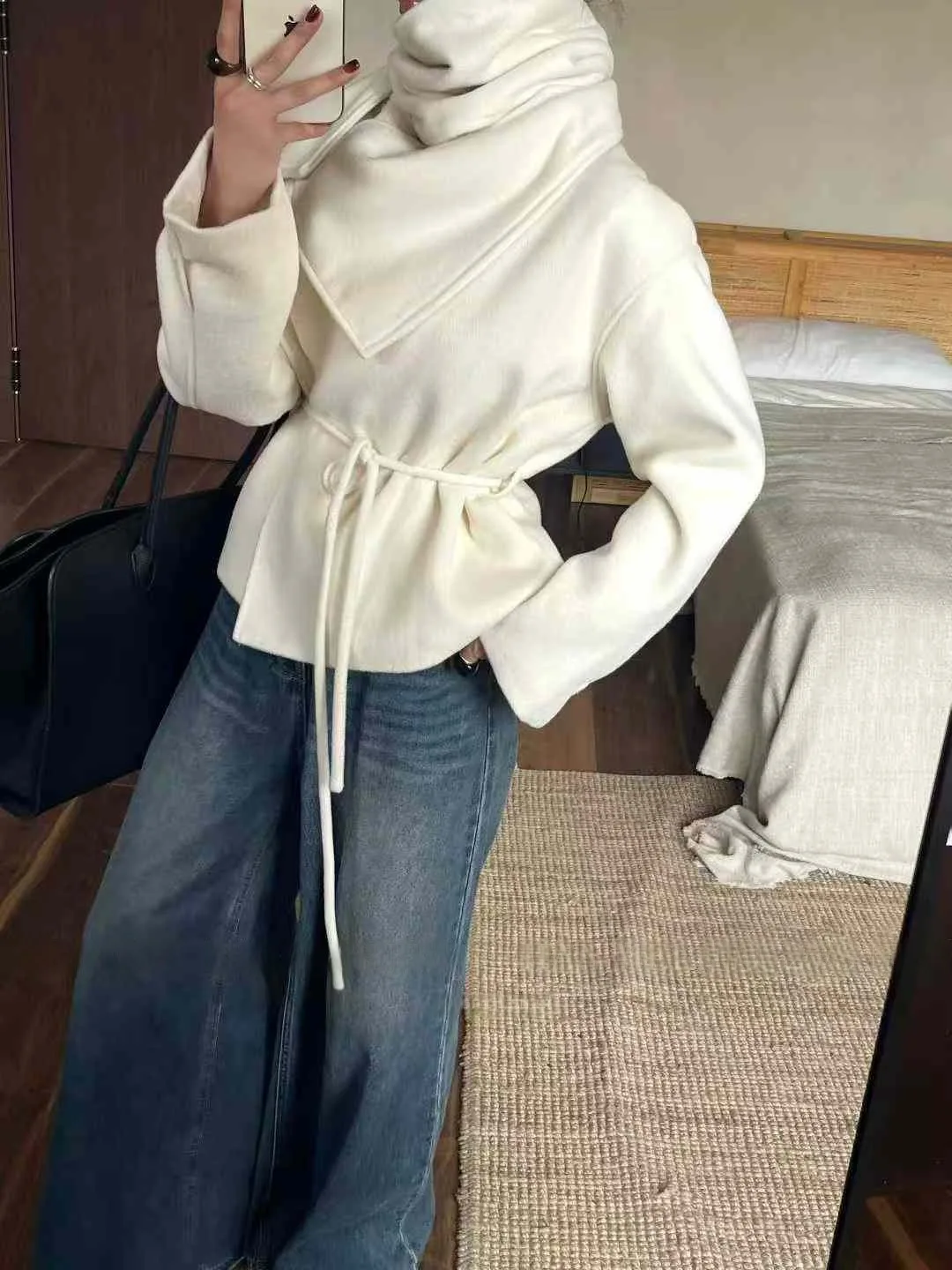 เสื้อแจ็คเก็ตขนสั้นผู้หญิง BJTZ รุ่นปี 2025 พร้อมผ้าคลุมคอและเข็มขัดรัดเอว ให้ความอบอุ่นสำหรับฤดูใบไม้ร่วงและฤดูหนาว ดีไซน์ทันสมัย สีพื้น เรียบง่าย ใส่ได้หลากหลายโอกาส