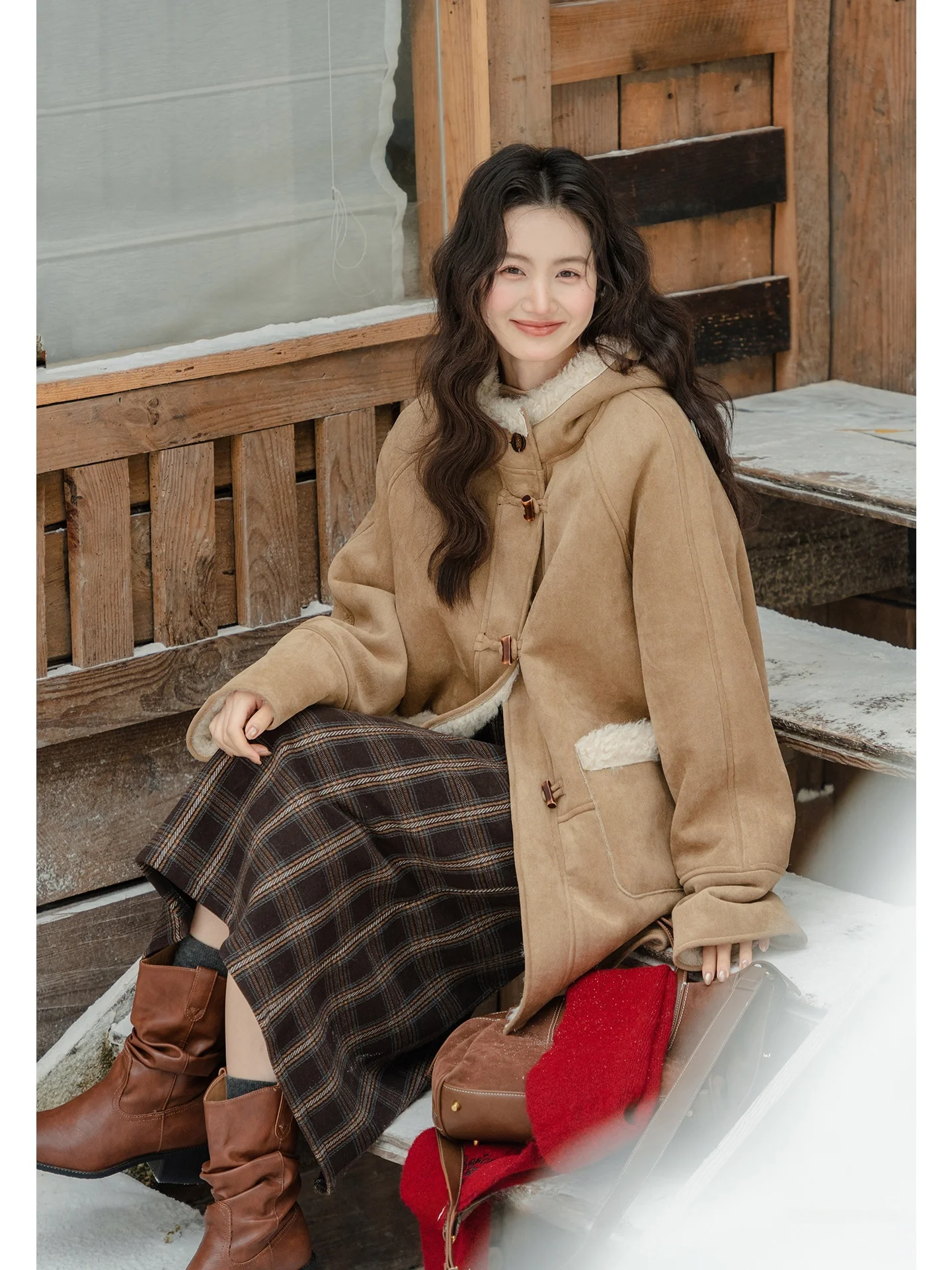 Kurtka damska zimowa z kapturem, ocieplana, zamszowa, w kolorze khaki, z barankiem, w odcieniach brązu i kawy, w stylu vintage.