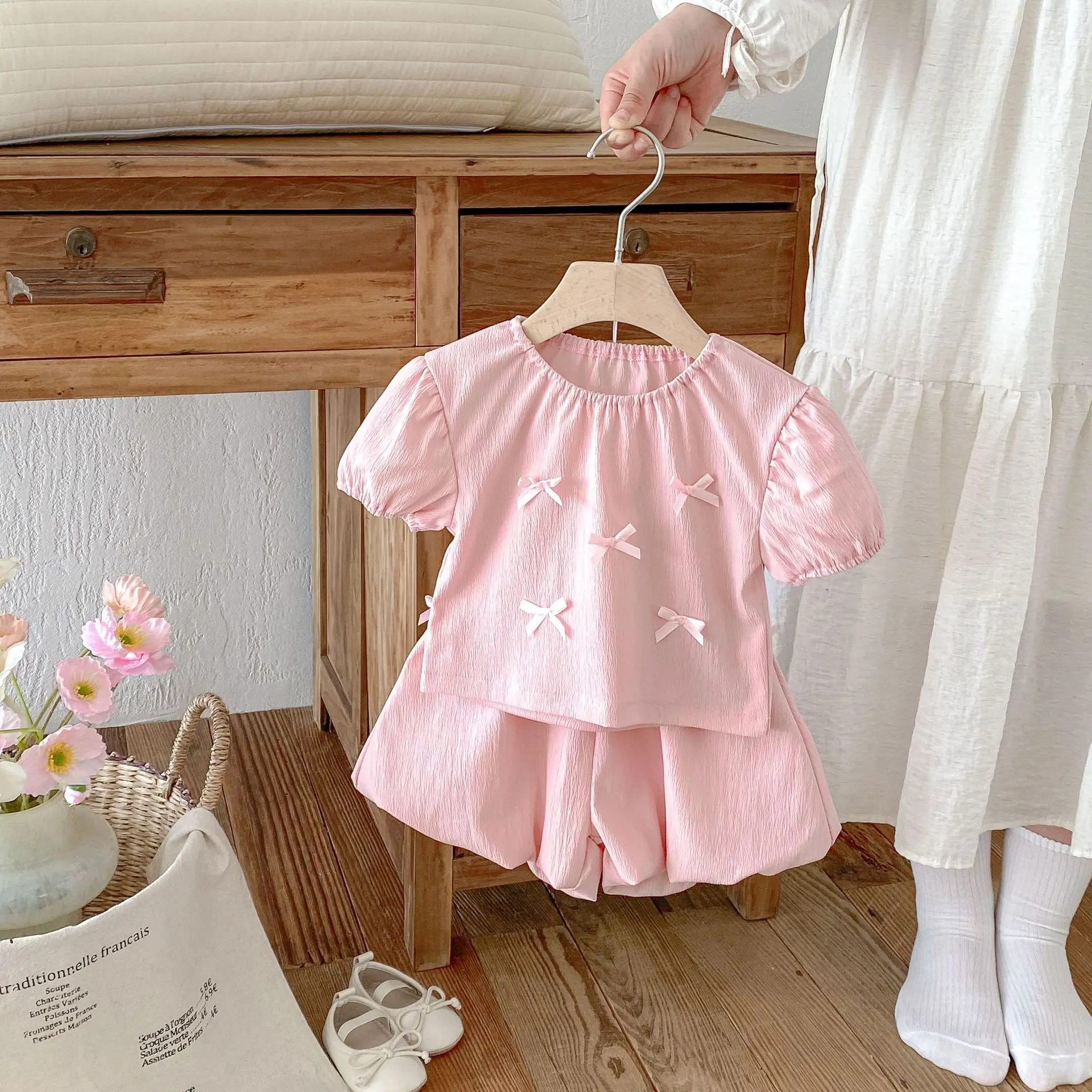 

Милый комплект летней одежды для маленьких девочек, футболка с короткими рукавами и круглым вырезом + шорты с бутоном цветка, костюм из 2 предметов, повседневная одежда для девочек