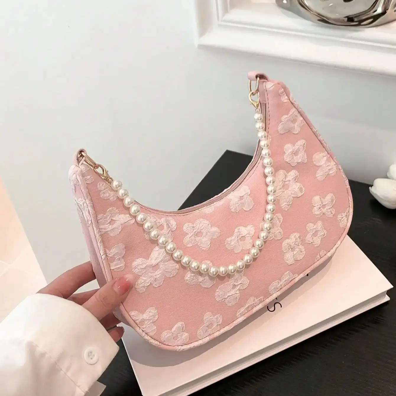 

Стильная и изысканная жаккардовая сумка с жемчугом, женская сумка через плечо/на предплечье, в форме полумесяца, легкая и подходит для...