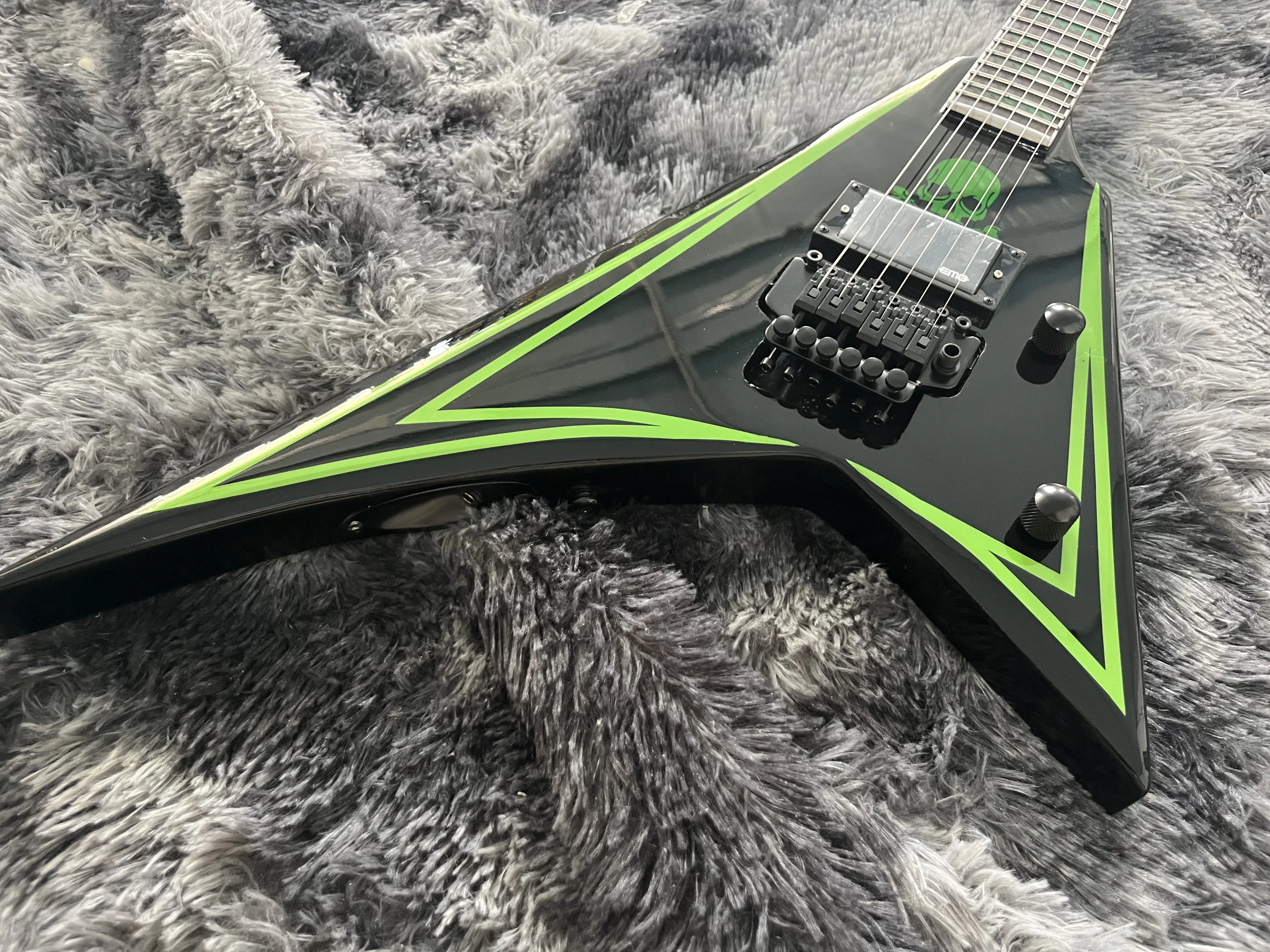 China OEM Electric Guitar Duplex Tremolo System Green Line Jack V