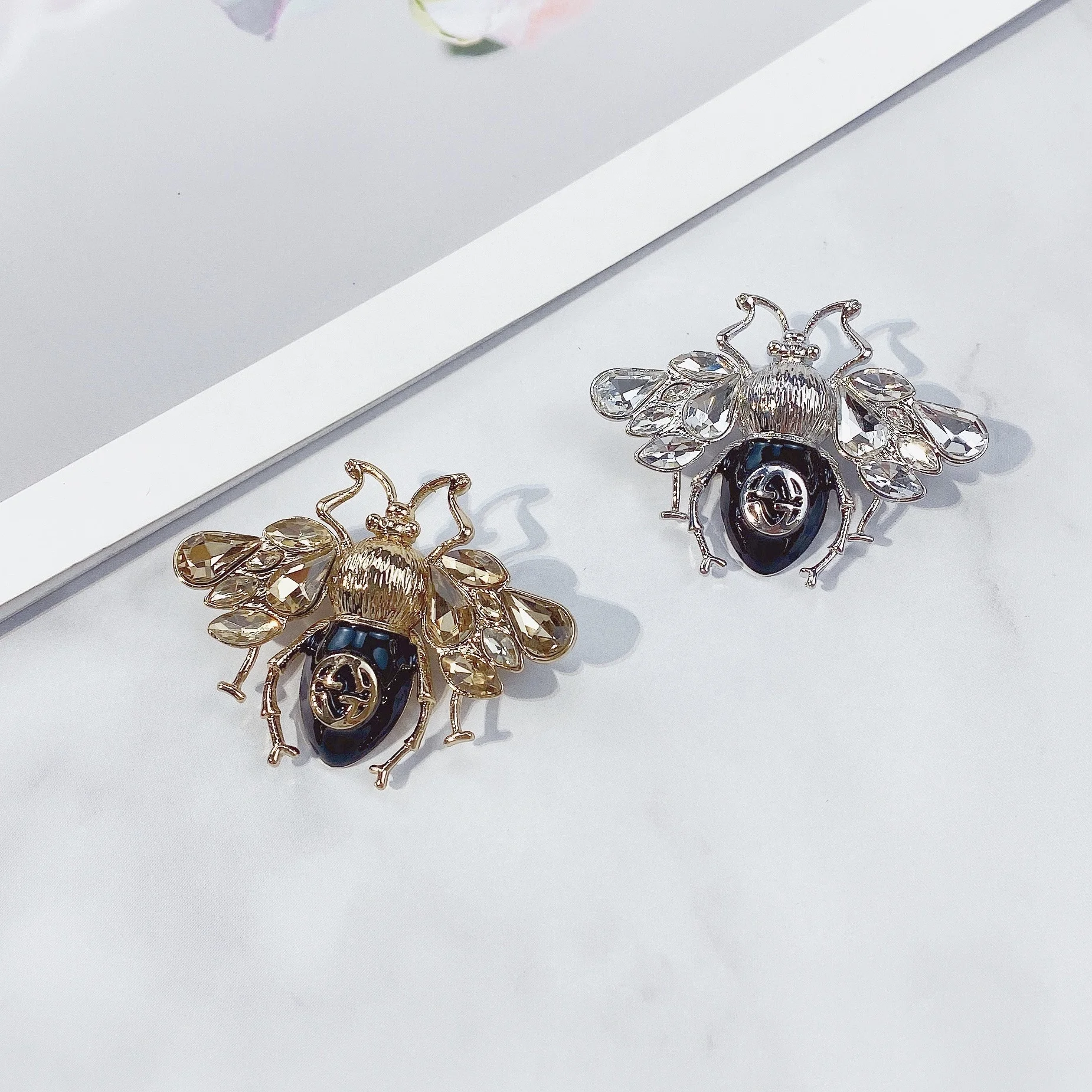 Vintage Women's Bee Brooches Jewelry For Women High Quality Metal Crystal Cute Insect Badges Buckles Accessories Berserk