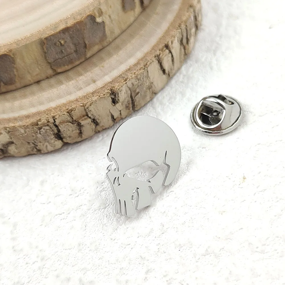 Fashionable and domineering skeleton-shaped stainless steel brooch, men's pin, a novel niche personality brooch, metal material