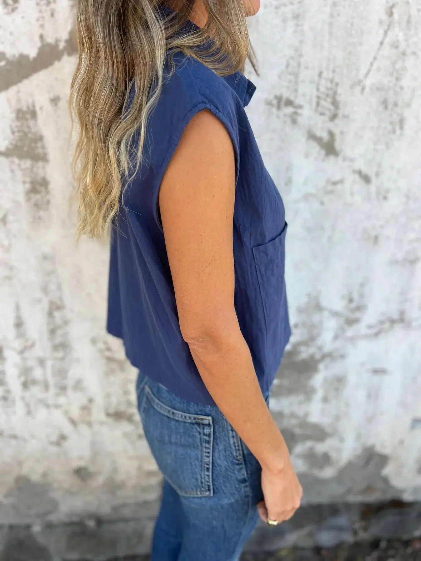 2025 новые модные американские европейские летние женские однотонные однобортные рубашки из хлопка и льна с отложным воротником без рукавов