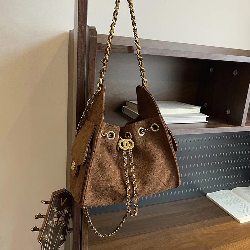 Klasyczna damska torebka skórzana crossbody od luksusowej marki popularnego projektanta dla stylowych kobiet.