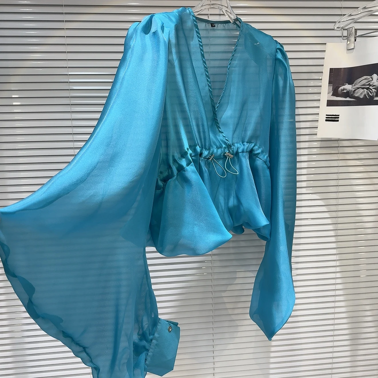 French Celebrity V-neck Drawstring Waist Design Glass Yarn Shirt Women 2025 Spring and Summer New V Neck Long Sleeve Short Top