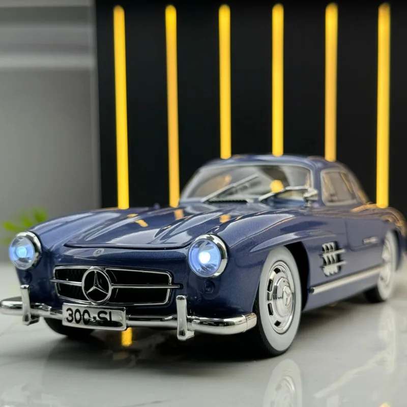 Vintage Car Model Of 1/24 Benz 300SL Collective Miniature Voiture Sound Light Children Diecast Toy Vehicle Boy Gift Home Decor