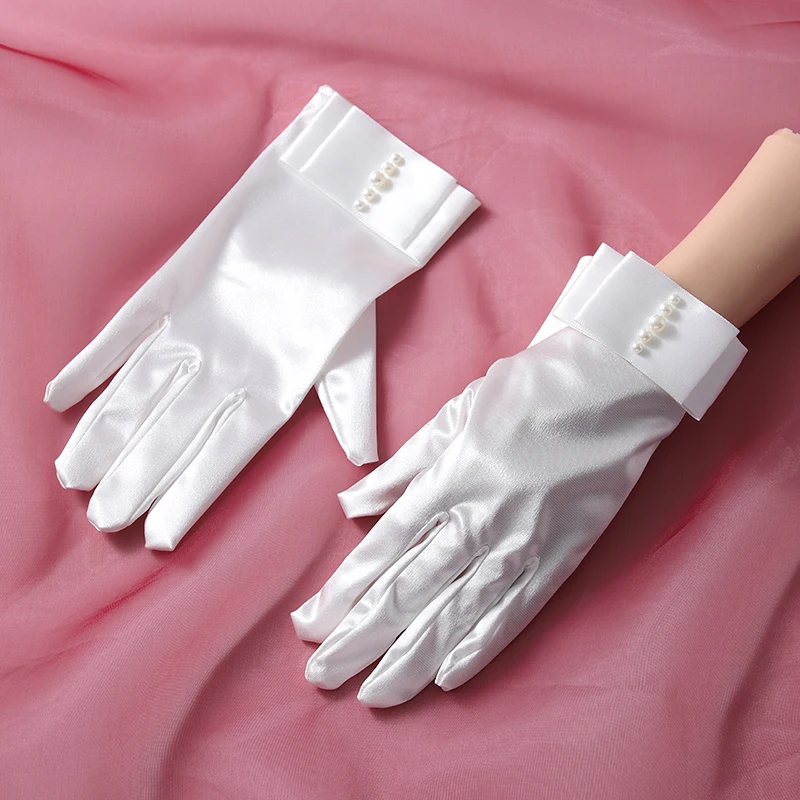 The bride's accessory is a pair of white minimalist split finger gloves suitable for women's wedding parties