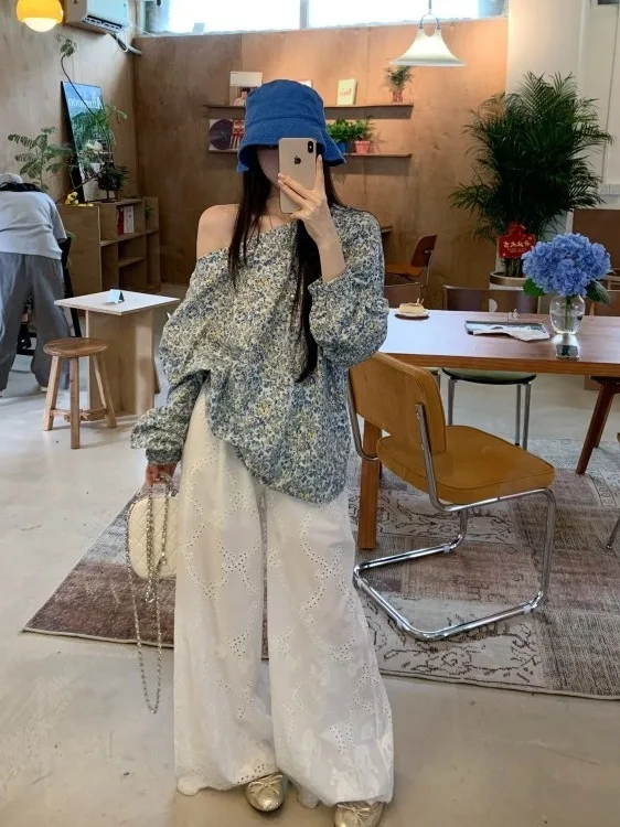 قميص نسائي كوري كلاسيكي مطبوع عليه زهور مكشوف الأكتاف فضفاض بأكمام طويلة قميص تنحيف أوائل الخريف بلوزة غير رسمية بأكمام فقاعية