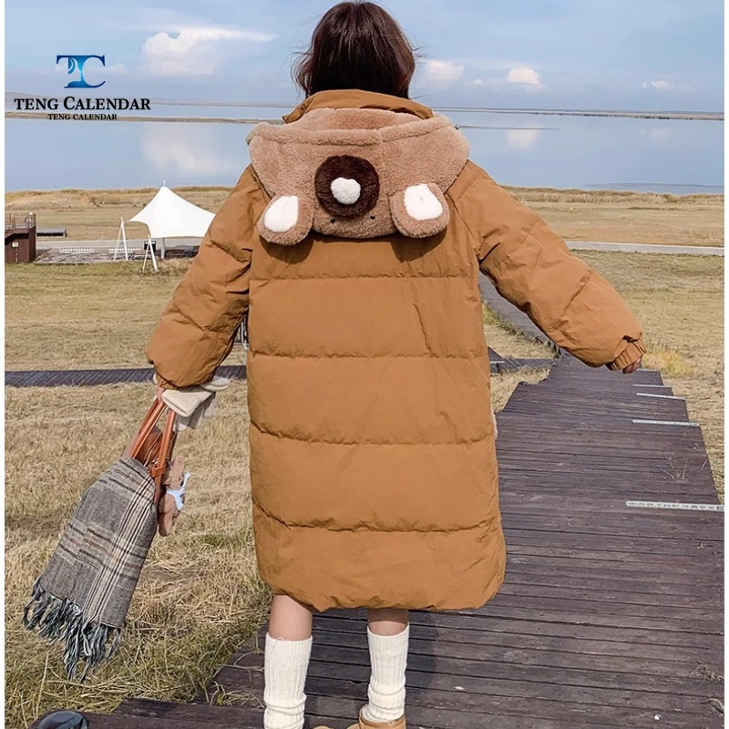 Piumino con cappuccio con stampa orso color caffè, giacca calda giocosa che riduce l'età con giunture di media lunghezza, nuovo stile invernale 2025 da donna