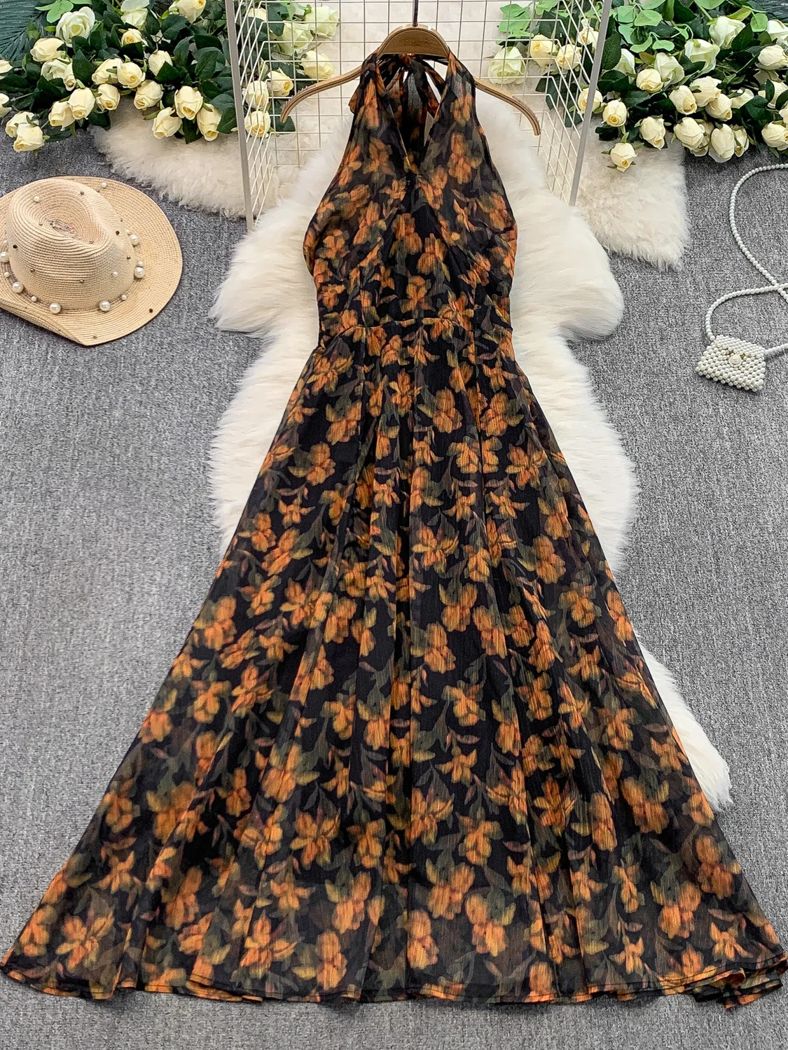 فستان صيفي نسائي بتصميم مثير بدون ظهر ورقبة على شكل حرف V، مع طباعة زهور، خصر مرتفع، وتنورة ماكسي طويلة لتنسيق الجسم.