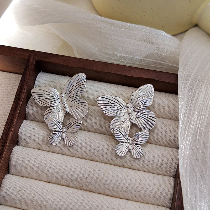 New Fashion Retro Symmetry Golden Butterfly Texture Modeling Earrings for Women Luxury Simple Palace Style Fashion Stud Earrings