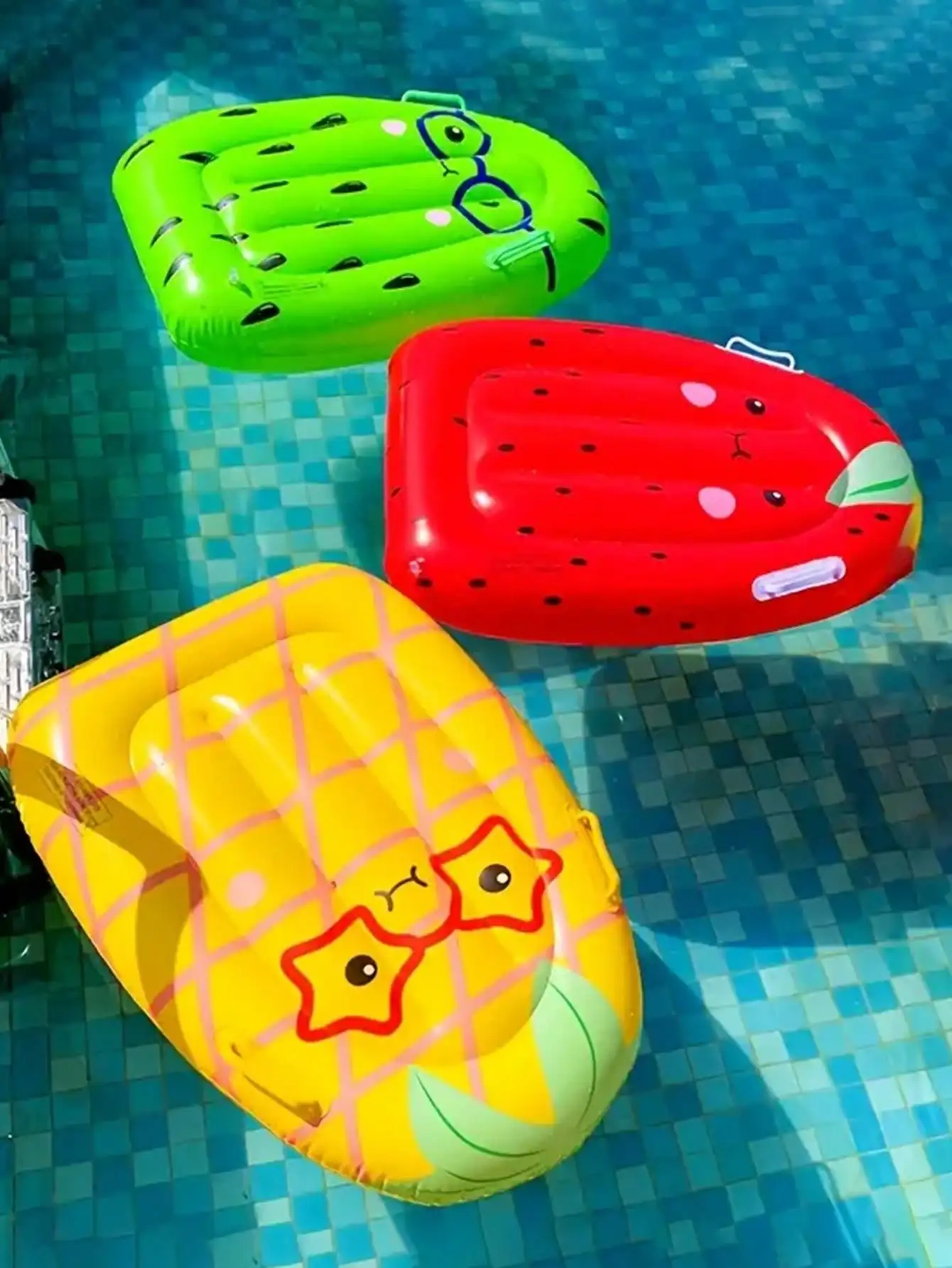 

1pc Inflatable Fruit Floating Row, Strawberry/Kiwi/Pineapple Cute Cartoon Surfboard With Handle And Lounge (Handle Color Random), Beach Essentials, Beach Accessories, Pool Float