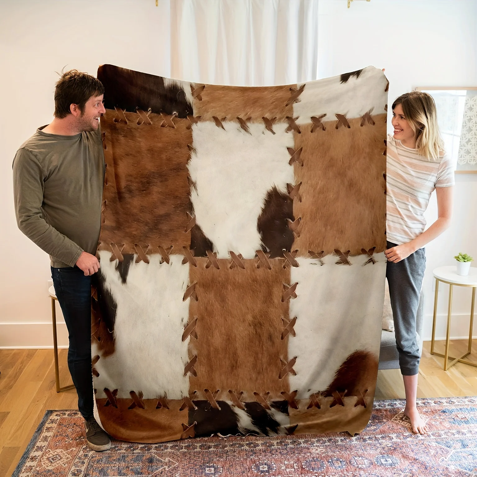 Flanelldecke aus Kunstleder mit genähten Akzenten, ideal für rustikale Wohnzimmerdekoration mit Plüschgefühl