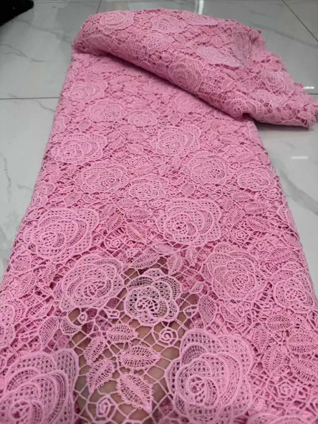 

Розовый африканский гипюровый шнур, кружевная ткань 2026, новая высококачественная нигерийская водорастворимая кружевная ткань, 5 ярдов для свадебного платья, вечеринки