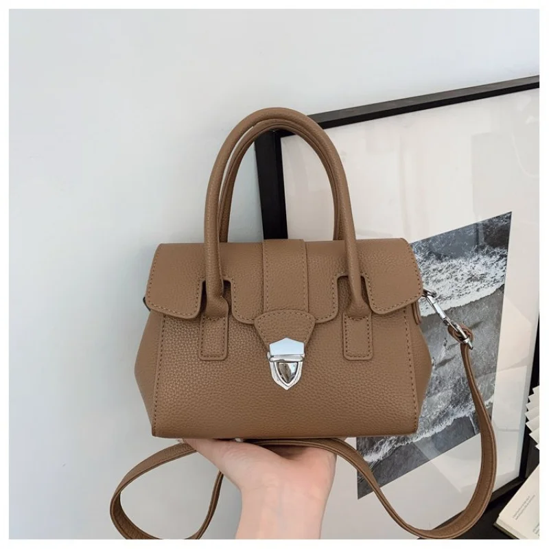 

Fashionable Vintage Leather Shopper Bag With Solid Color And Letter Logo For Women Trendy Designer