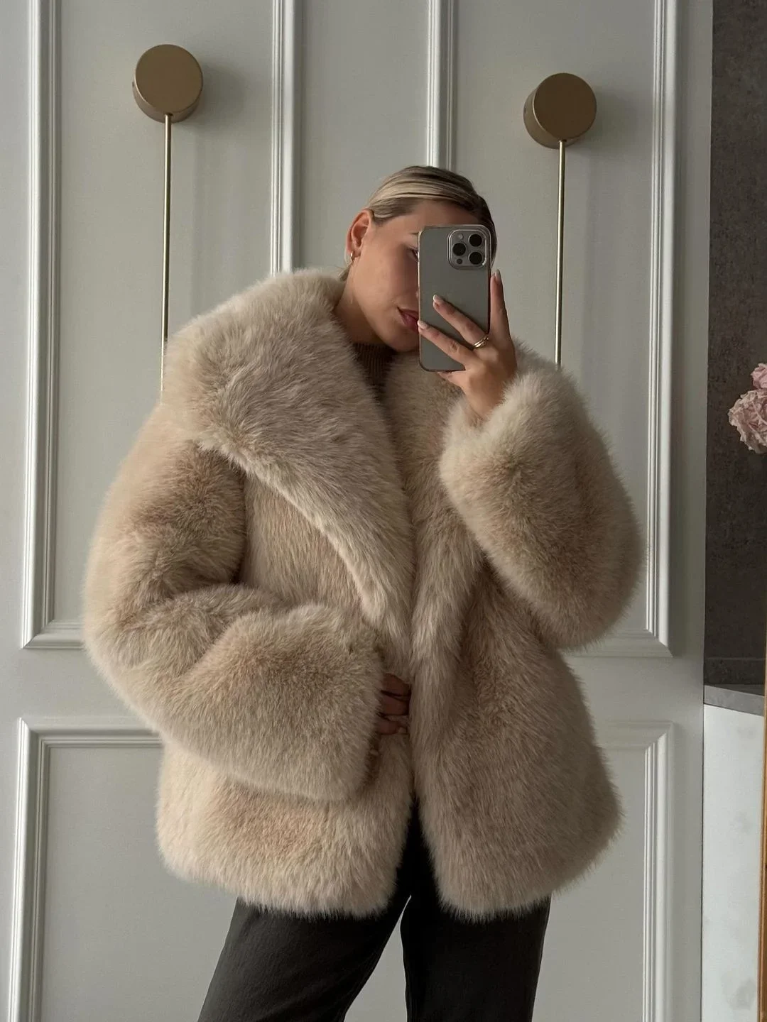Lady Faux Fur Coat Wide Lapel Collar Long Sleeve Open Front Loose Fluffy Warm Winter Plush Street Outerwear 2026 New Jacket
