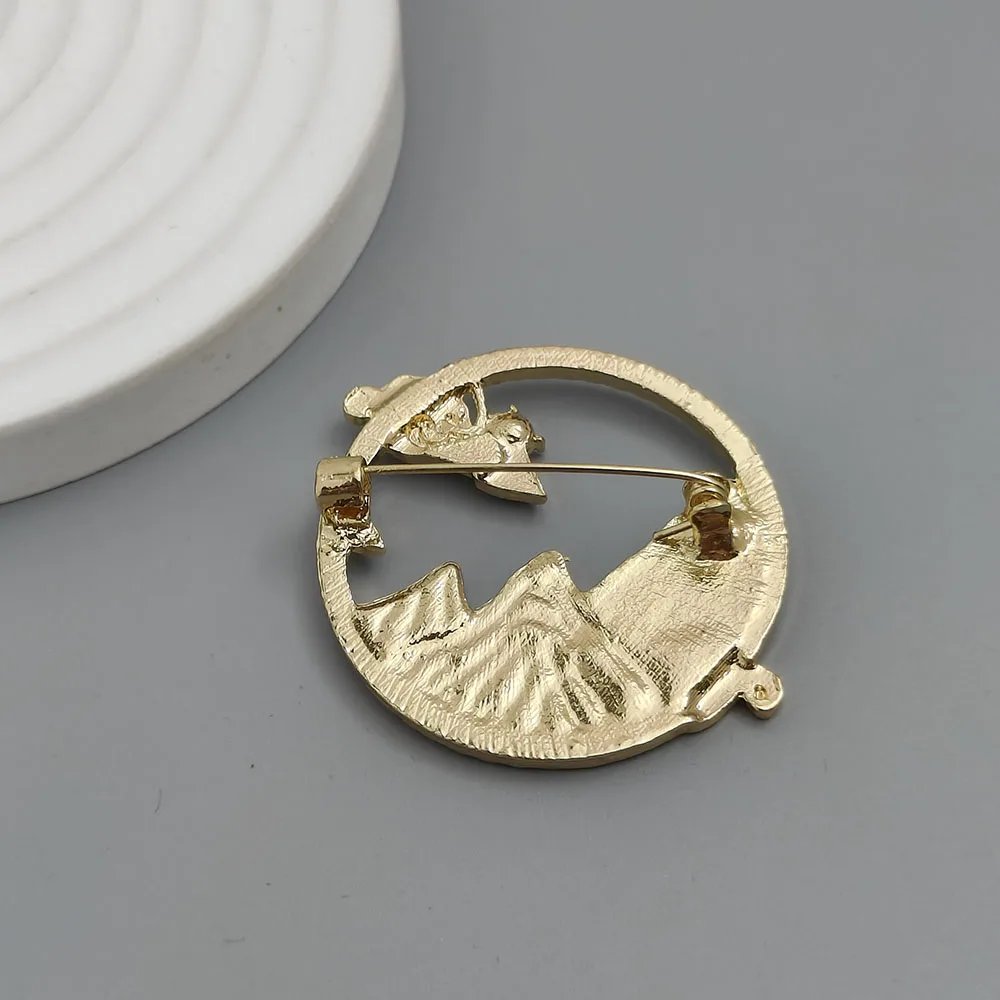 Charm Maple Leaf Brooch Pins for Women Delicate Crystal Rhinestone Deer Hill Mountain Cloud Flower Party Jewelry Decoration