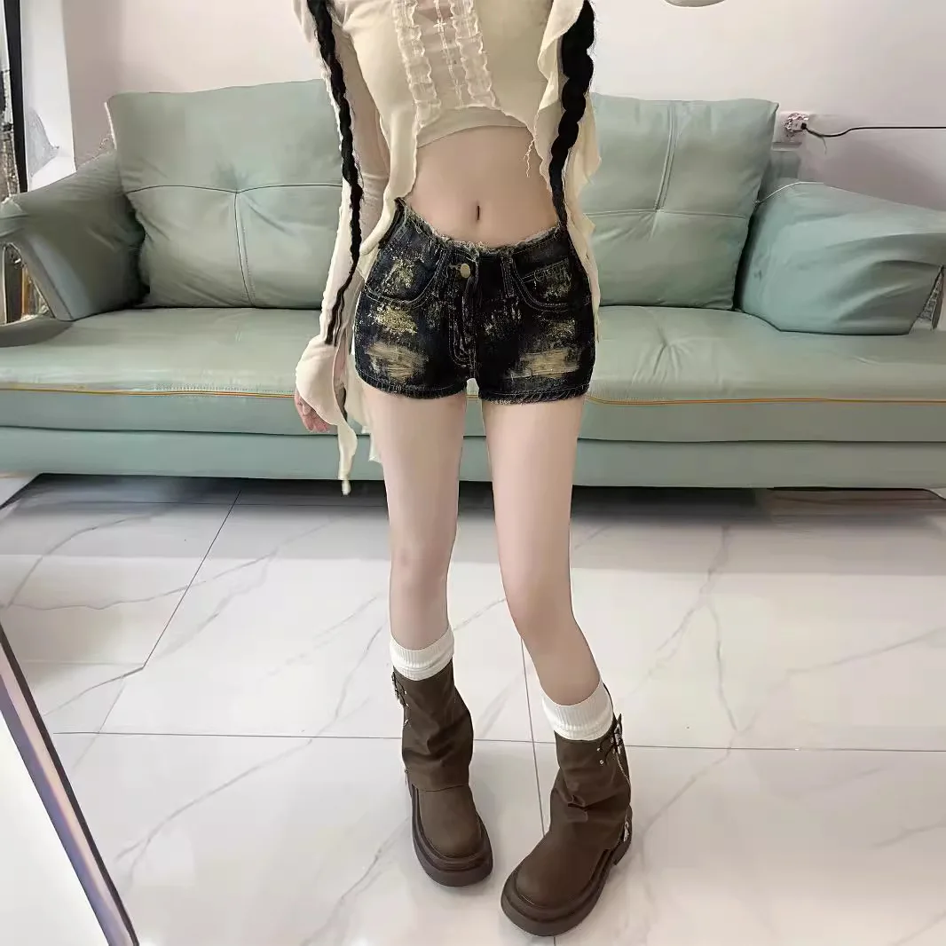 شورت Y2k جديد لعام 2025 سراويل جينز صيفية للسيدات سراويل مثيرة كلاسيكية مثيرة بخصر منخفض شورت جينز بكلمة