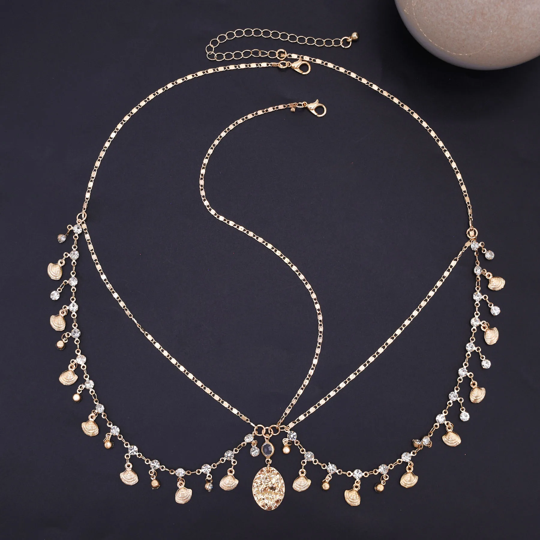 French elegant light luxury simple women's hair accessory with golden alloy thin chain, rhinestone star pendant and tassel