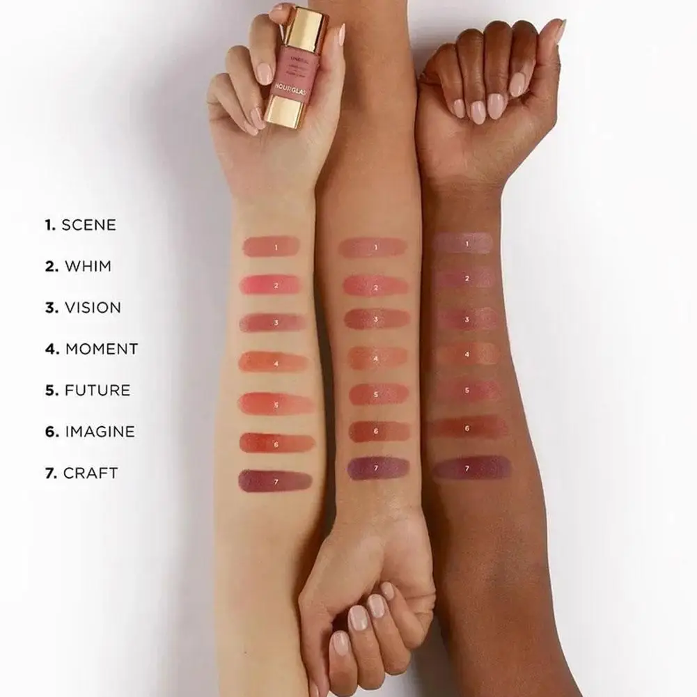 Flüssiges Rouge spendet Feuchtigkeit und hellt natürlich auf. Kleines Tropf-Make-up für Frauengesichter vor dem Make-up. Mehrere Farbnummern