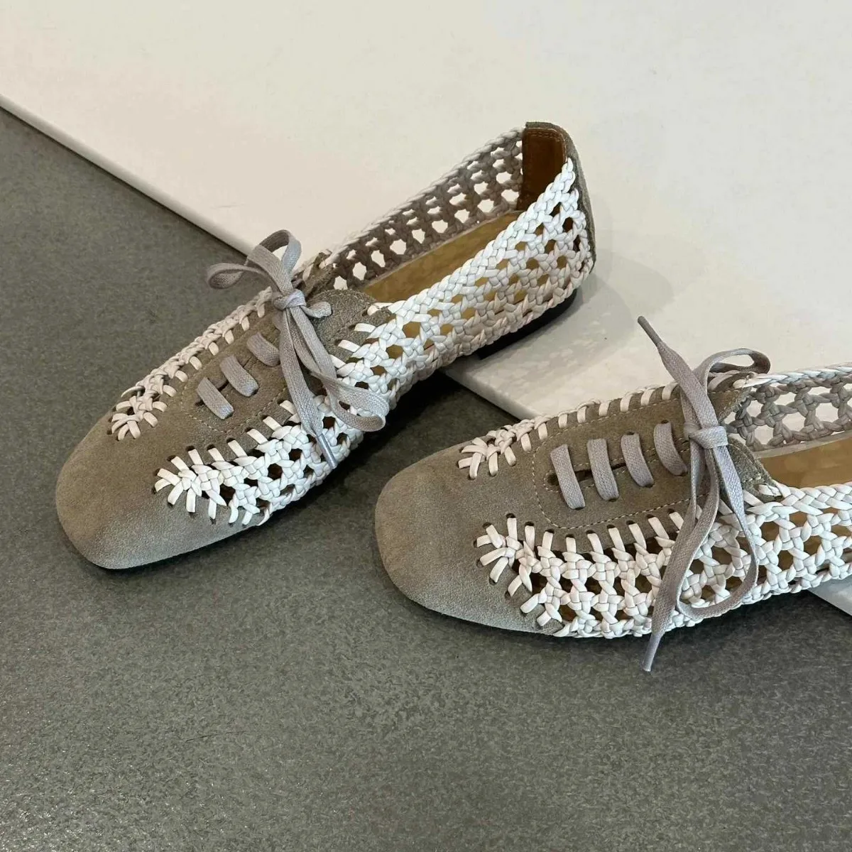 

2026 New Women Genuine Sheepskin Shoes Round Toe Cross Lace Up Low Heel Casual Shoes Breathable Comfortable Versatile Outdoor