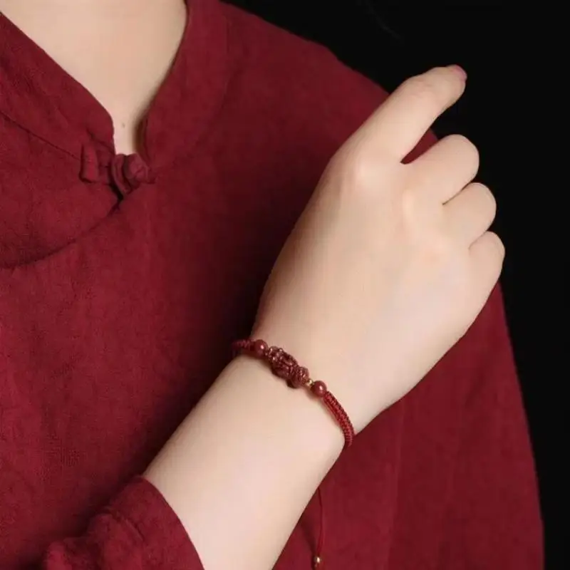 Zinnober-Pixiu-Armband mit handgeflochtenem Seil, Glücksbringer, rotes Armband für Damen und Herren, Schmuckzubehör. – Detail 4
