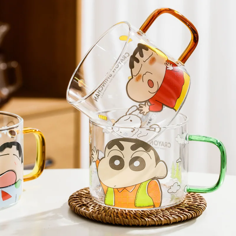 クレヨンすねちゃん漫画大容量マグカップ、ふた付きかわいい人形ガラス、オフィスコーヒーカップ、家庭用ミルクカップ、誕生日プレゼント、450ml