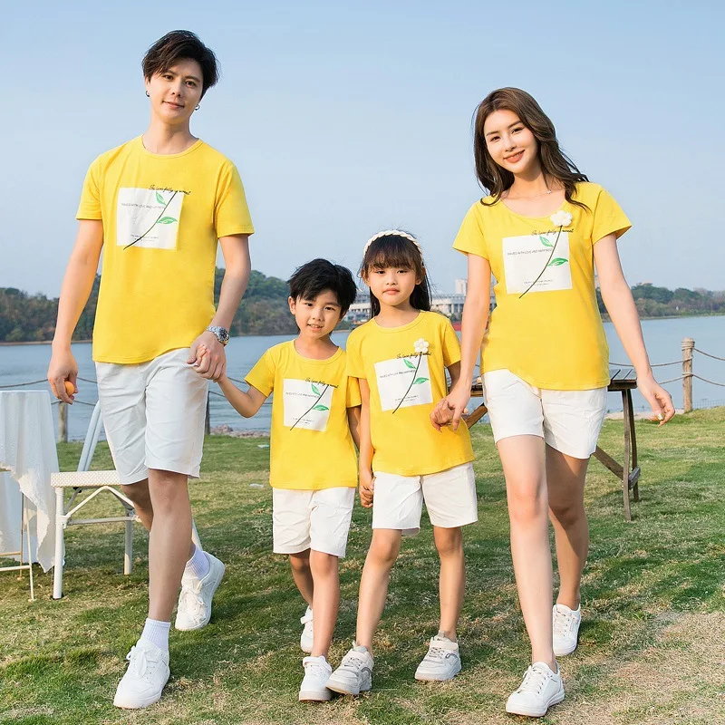 

2024 Summer Family Matching Outfits Father Mother and Son Daughter T Shirts + Shorts Two Piece Sets Dad Mom and Children Clothes