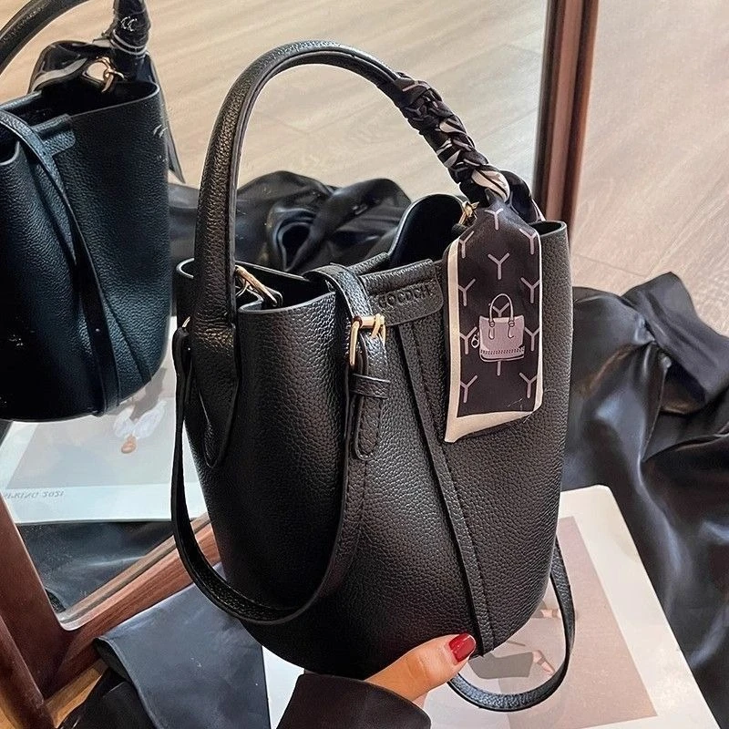 

Новая женская сумка-ведро премиум-класса с текстурной поверхностью, большая вместительная сумка-мессенджер красного цвета для свадьбы, изысканная, простая, повседневная, модная.