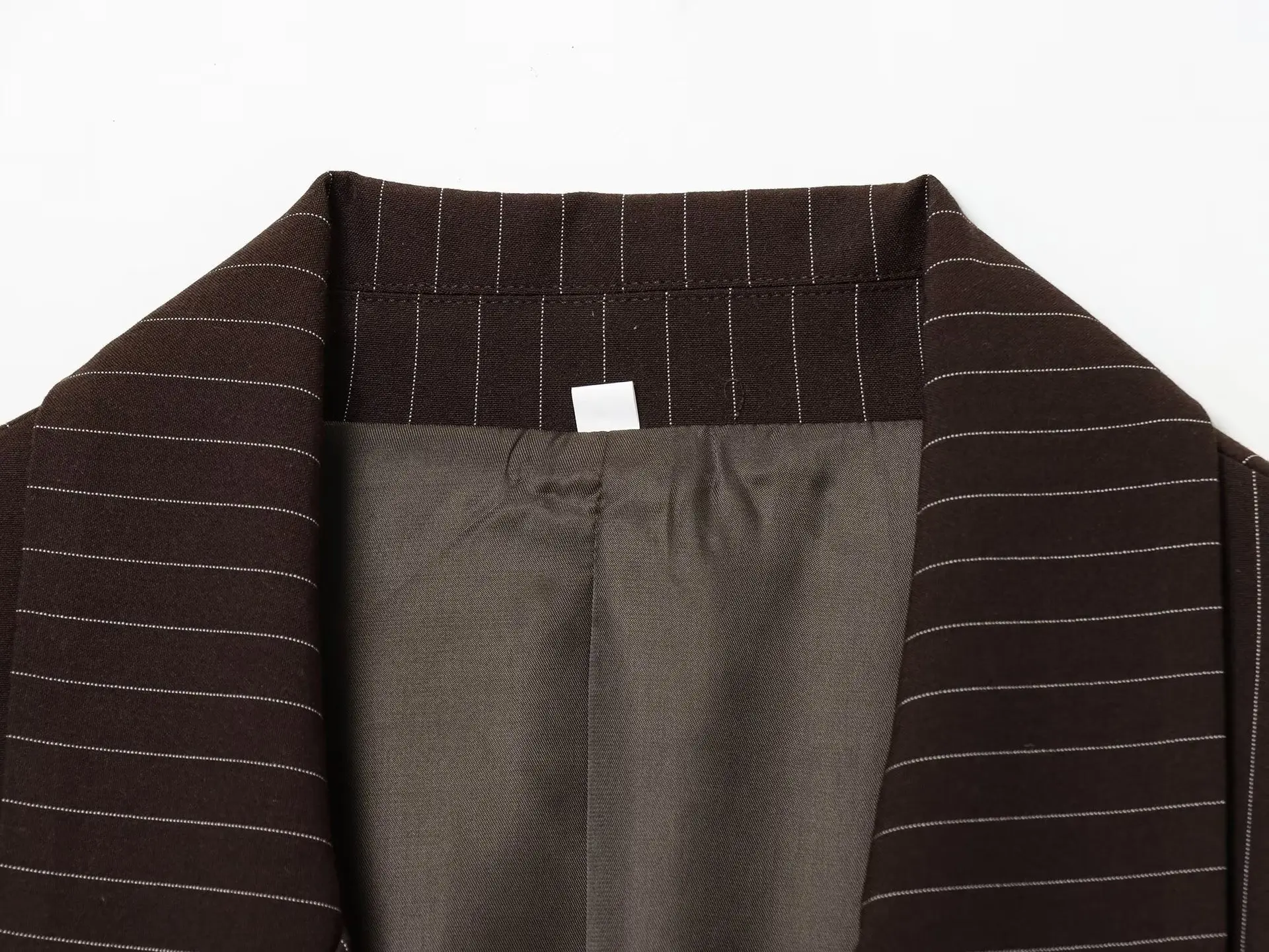 سترة بدلة نسائية جديدة على الطراز الأوروبي والأمريكي بياقة مخططة وصف مزدوج فضفاضة على طراز التنقل