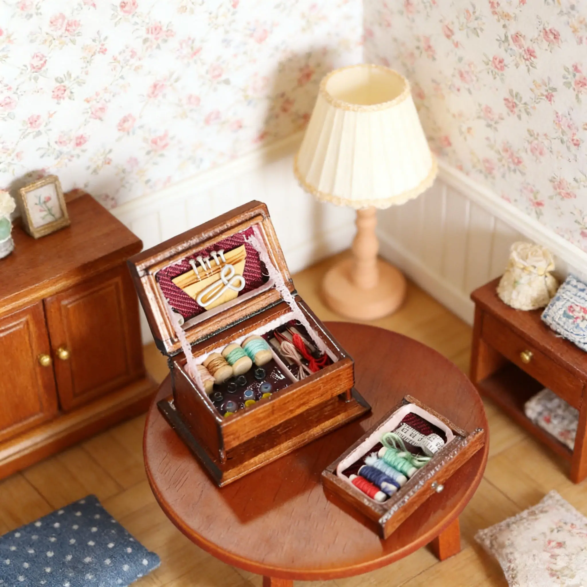 3 szt. Miniaturowe akcesoria meblowe do domku dla lalek w skali 1:12 - Vintage szkatułka na szycie babci z nicią, dekoracja sceny z maszyną do szycia