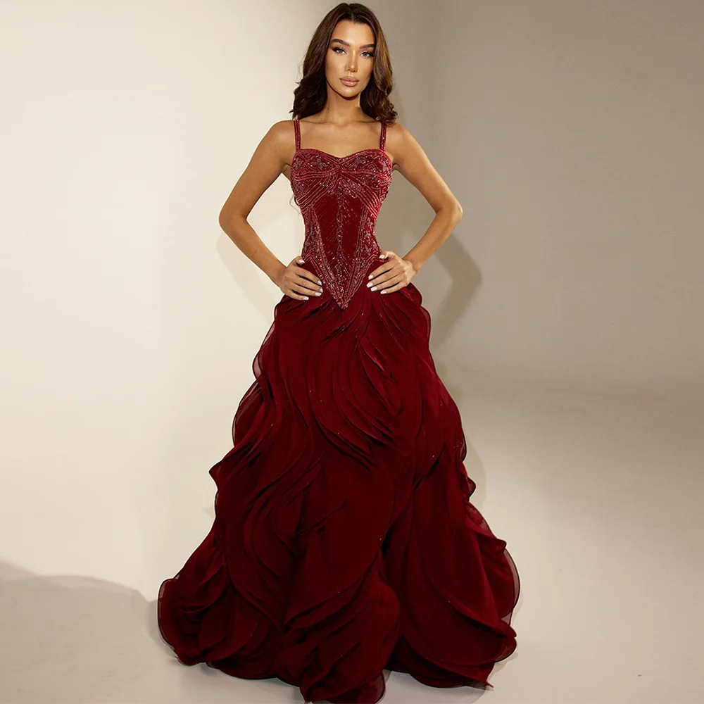 Klassisches Abendkleid mit Spaghettiträgern, exquisiter Perlenstickerei, trägerloses Robe de Soirée, maßgeschneidertes burgunderfarbenes Organza-Abendkleid mit Rüschen